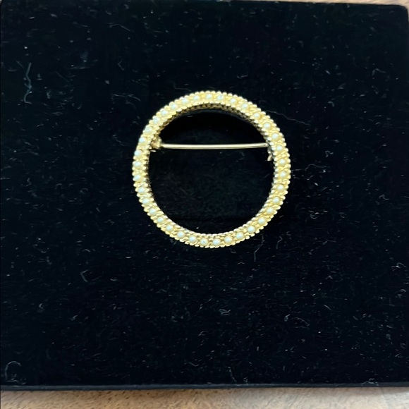 Vintage Gold and Pearl Circular Brooch with Textured Edge mid century! - Picture 2 of 7